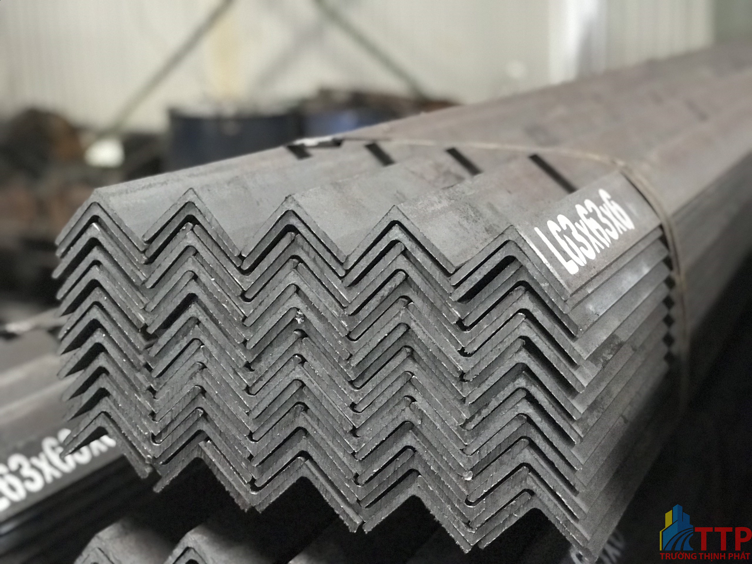 Sắp xếp thép hình Đại Việt theo hình dạng và kích thước để gọn gàng, có hệ thống ở nơi khô ráo